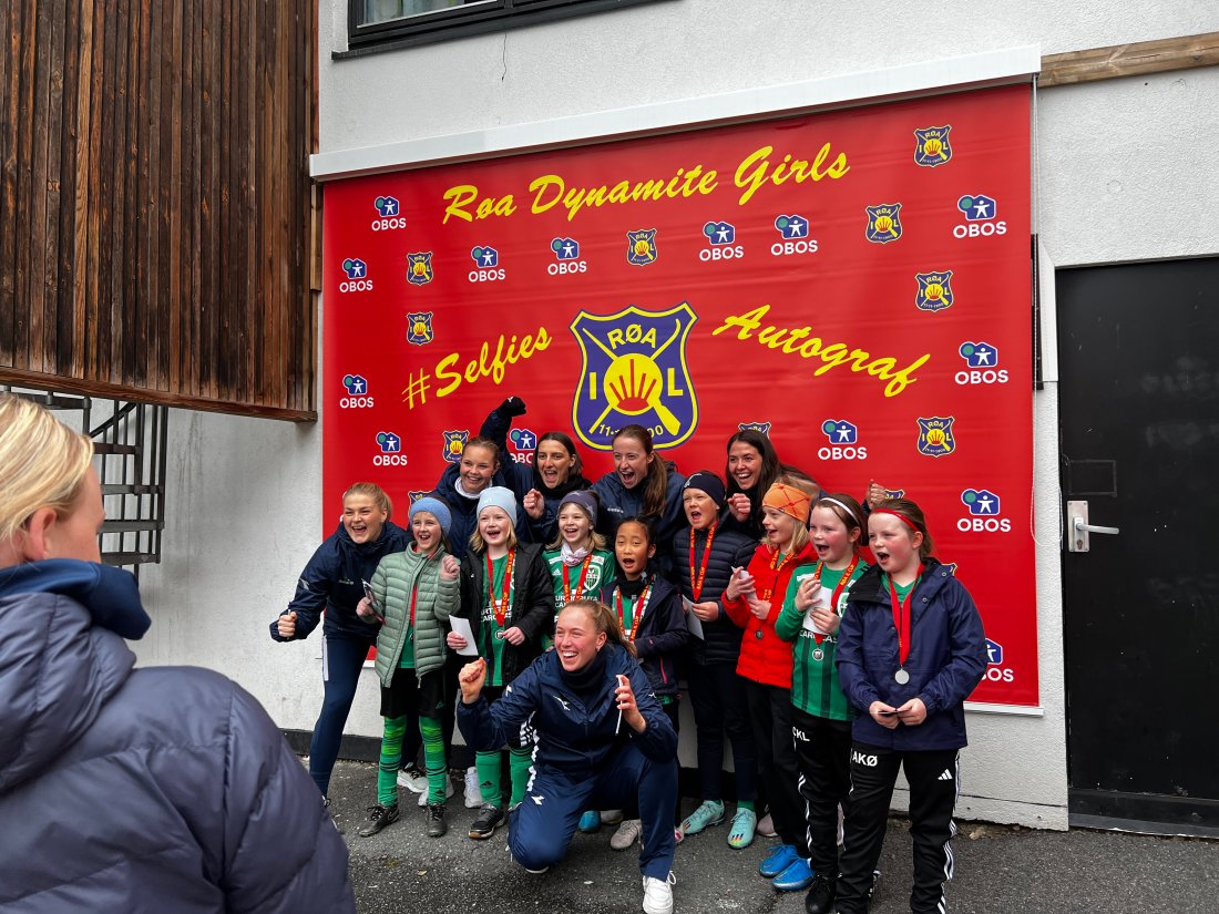 RøaDynamiteGirls_Selfievegg_Jubelrop_RøaSenterVårCup_2023_230416.JPG