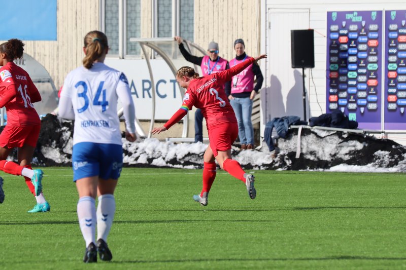 Sarah feirer sin scoring - Røas mål nr 2. Foto: Erling Løkken
