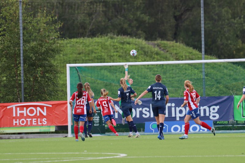 En heldig "lobb". 1-0 til Lyn Foto: Erling Løkken