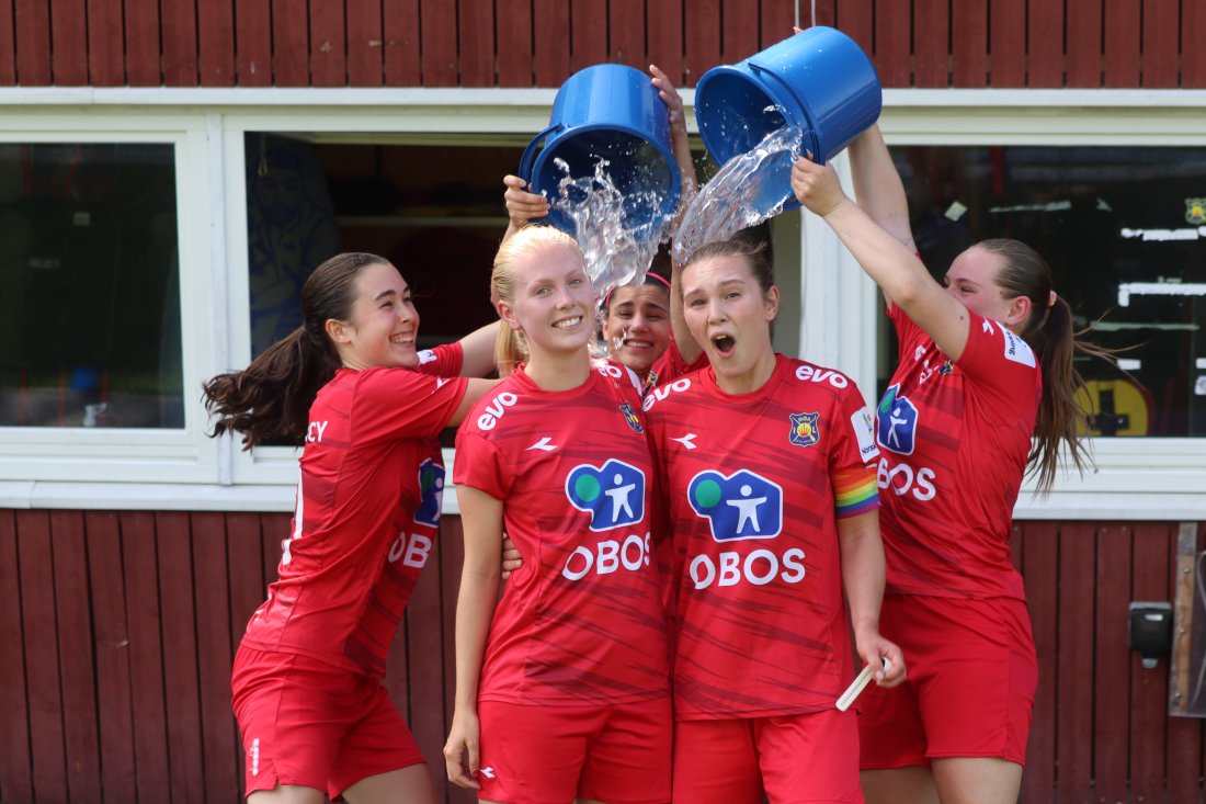 Det skal markeres litt når to stykker slutter, og selv om det var varmt kom nok vannbøttene litt overraskende på.