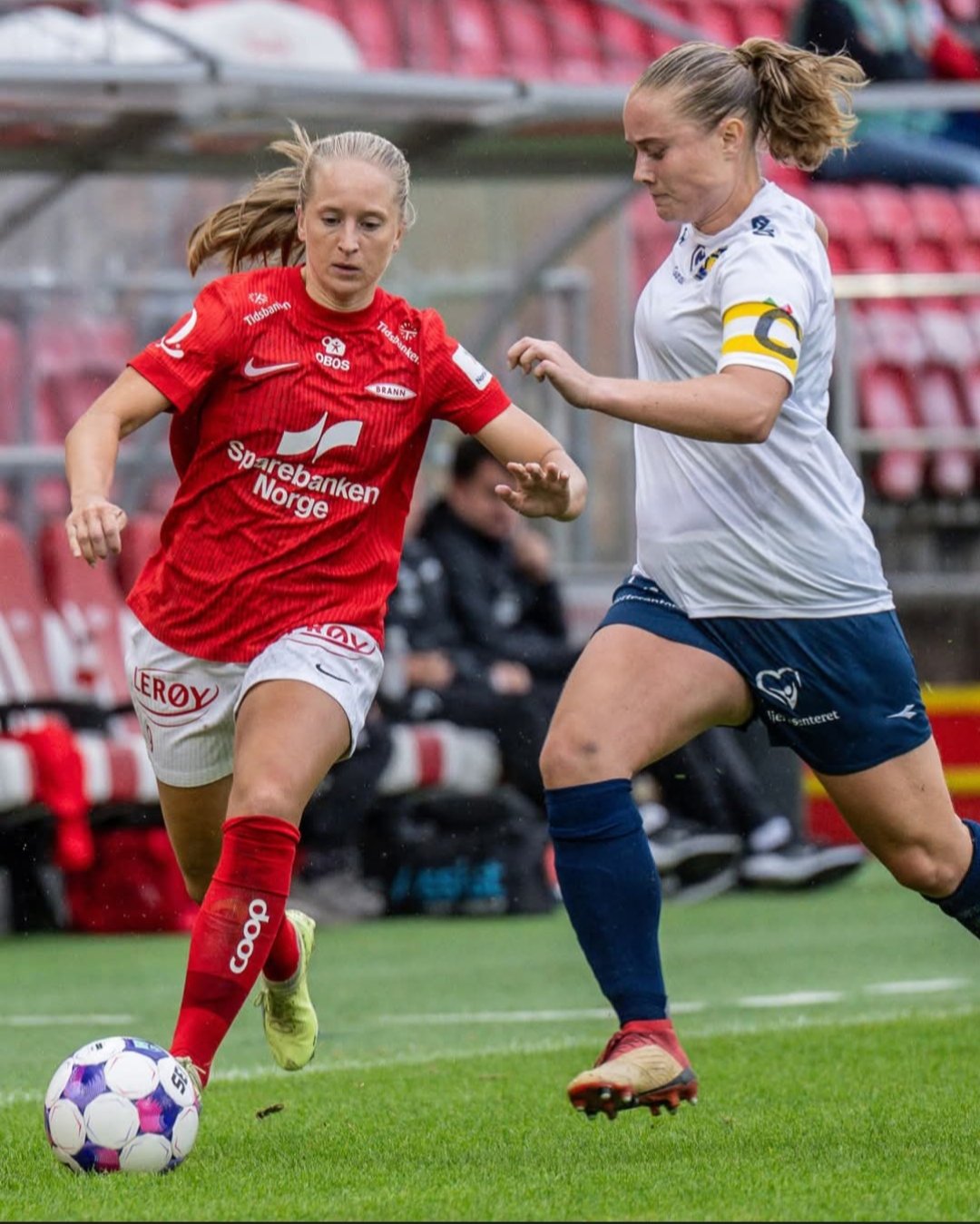 Vi sto godt i mot Brann i førsteomgang. Her Sarah Suphellen i duell mot Branns Eikeland.<br />Foto: Bjørn Erik Nesset