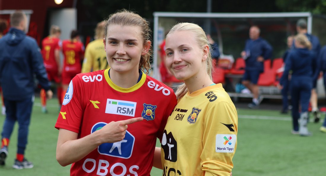 RFE_Julie_Hildegunn_BRUK_230621_Julie_peker_på_Hildegunn_Erling.JPG