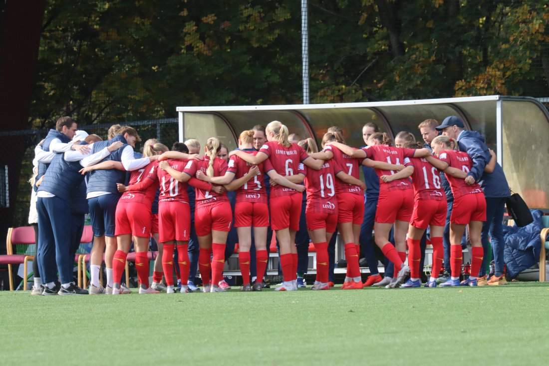 Klare for siste kamp LSK Kvinner.&nbsp;<br />Foto: Erling Løkken&nbsp;