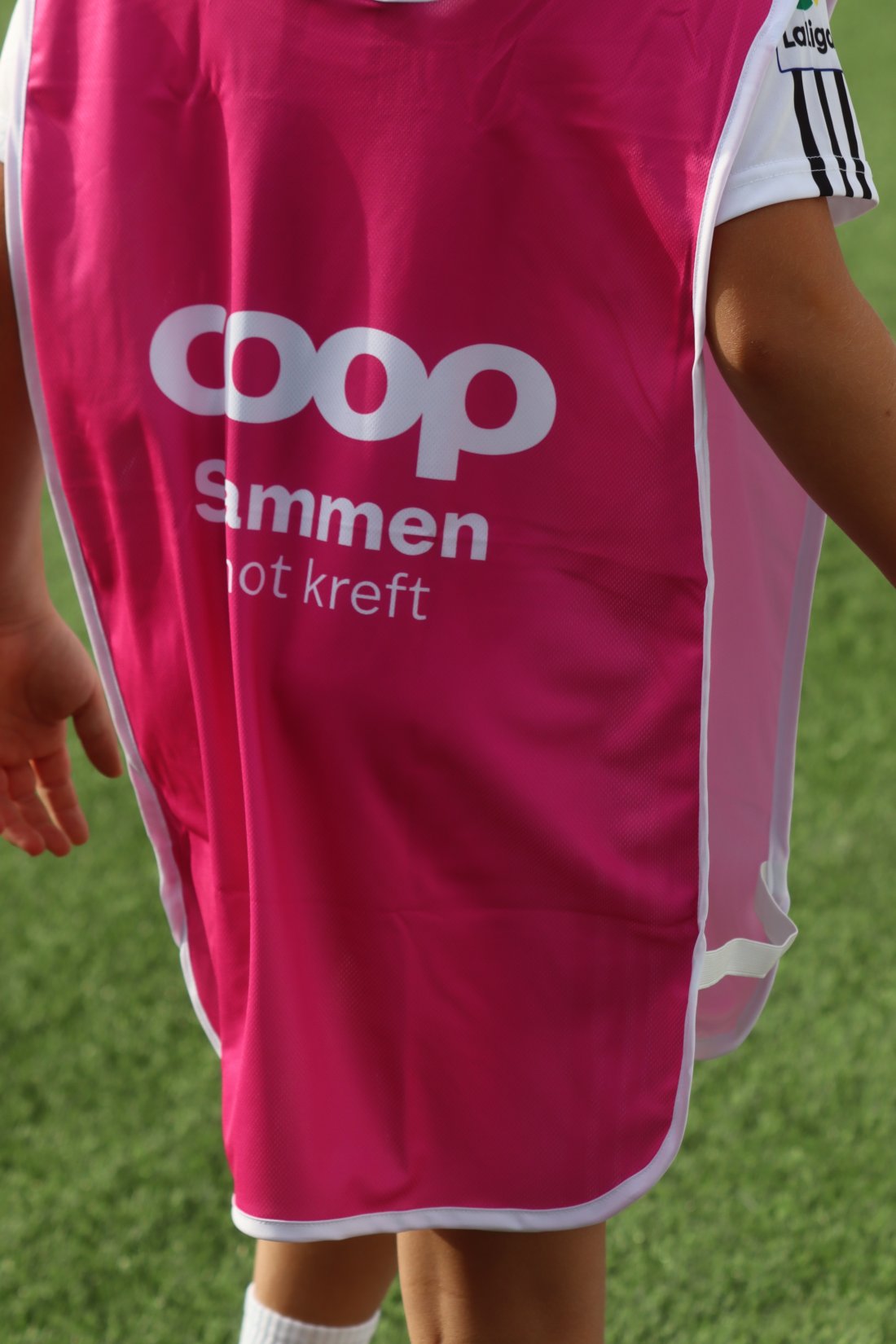 I hele oktober markerer vi Rosa Sløyfe med rosa baller, rosa sløyfer på trenerteamet og egne rosa vester på ballhentere.<br />Foto: Erling Løkken&nbsp;