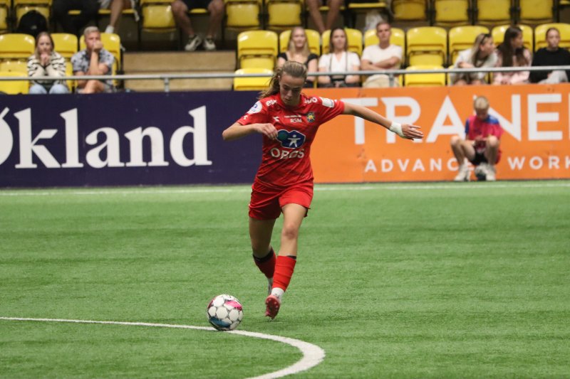 Elle Ulstein med et fantastisk langskudd og nesten ny scoring Foto: Erling Løkken