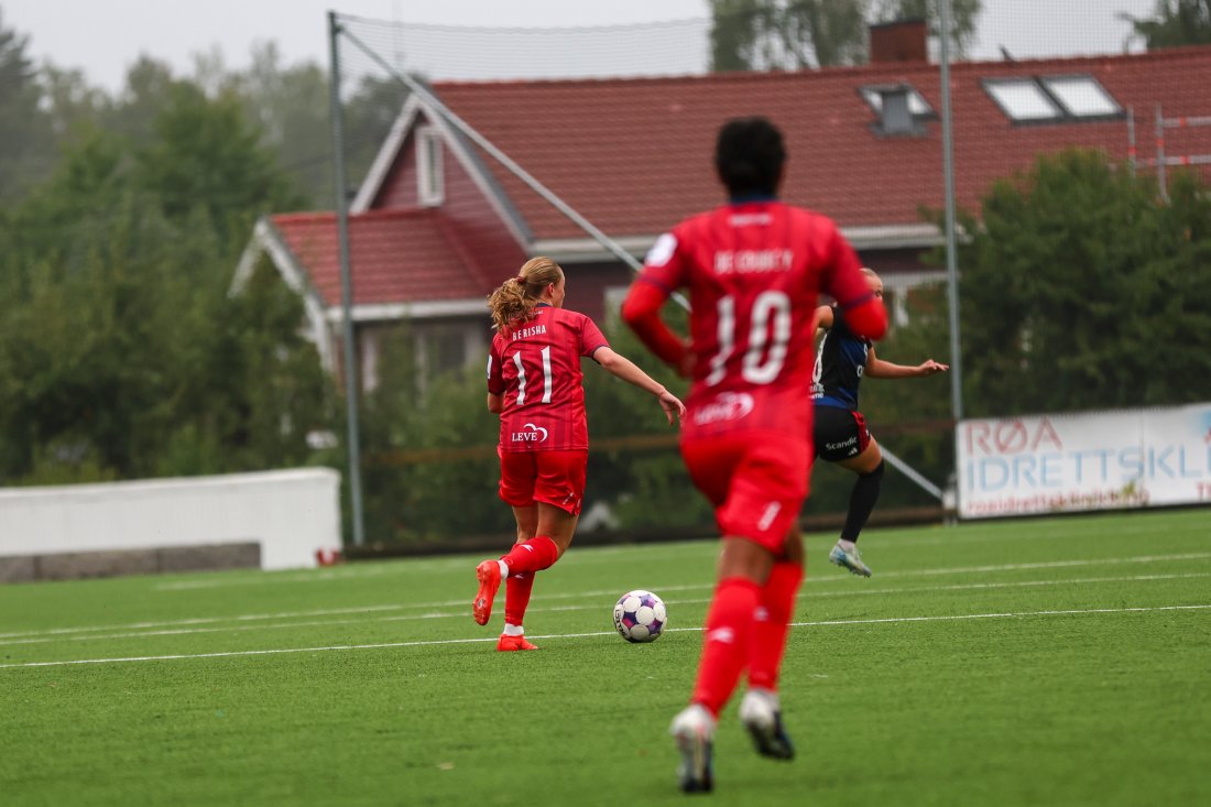 Elisa Berisha sender Røa i føringen etter 5 minutter. Foto: Petter Alexandersen