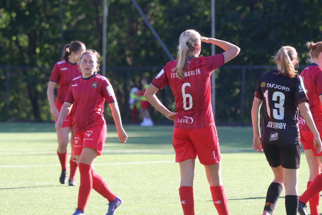 Wæhler og Krossøy jobbet godt på midtbanen (bilde fra hjemmekampen mot Aafk). Foto: Erling Løkken.