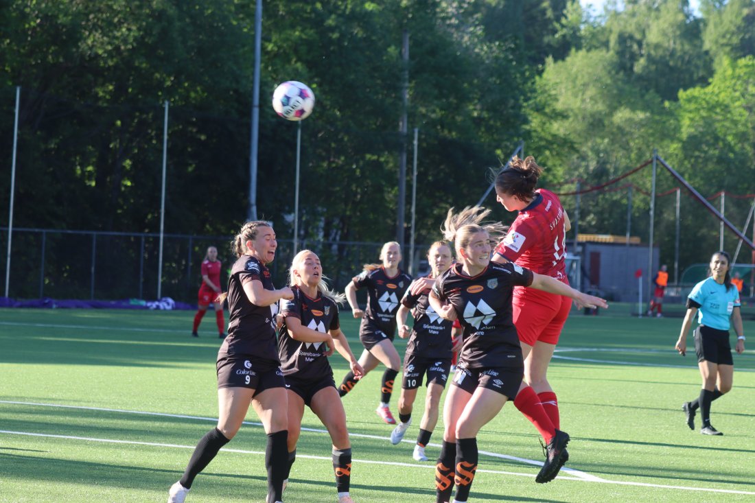 Ragne Svastuen var et uromoment på dødballer og var nære utligning med heading i tverrligger (bildet fra hjemmekampen mot Aafk). Foto: Erling Løkken