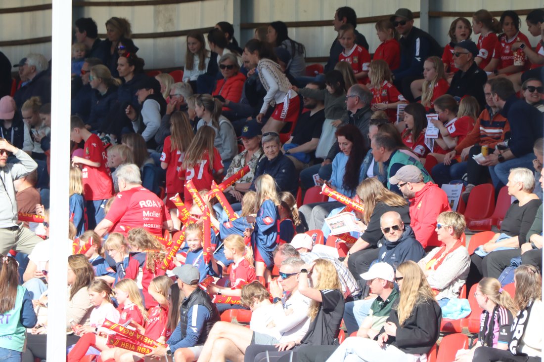 RFE_Rosenborg_RBK_250426_Erling_Lokken_THon_flere_jenter_Full_Tribune_Lise_Klaveness_Roger.JPG