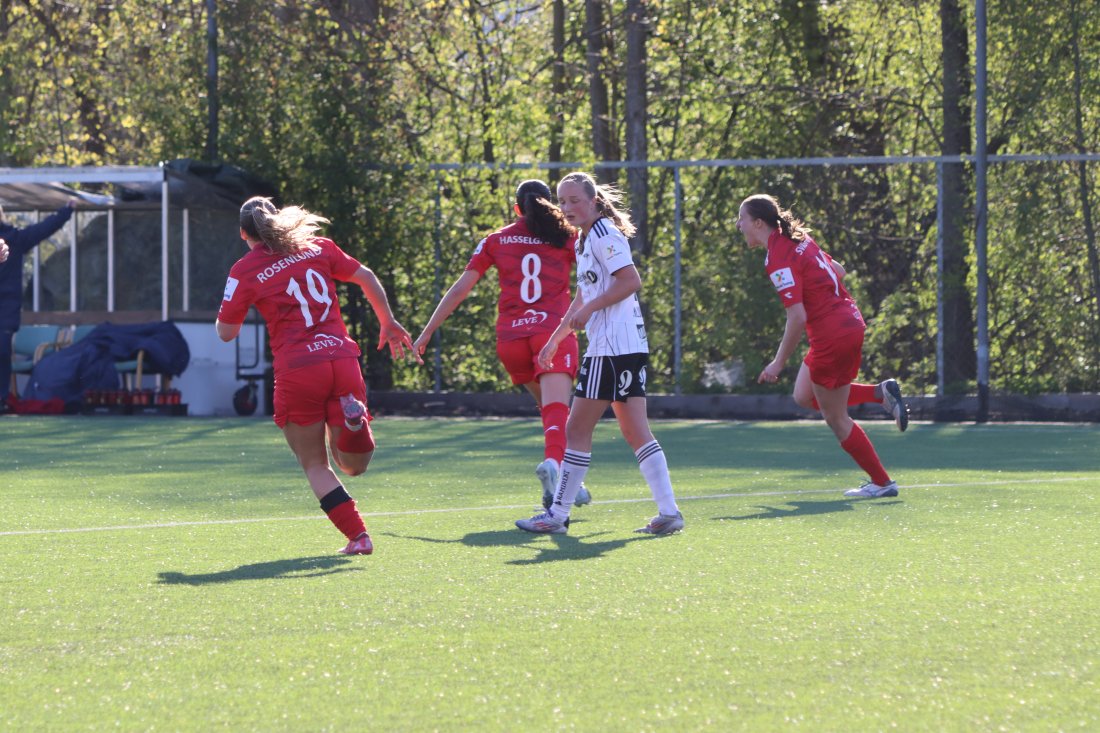 RFE_Rosenborg_RBK_250426_Erling_Lokken_Etter_scoring_1_1_Ragne_Kaja_Ida.JPG