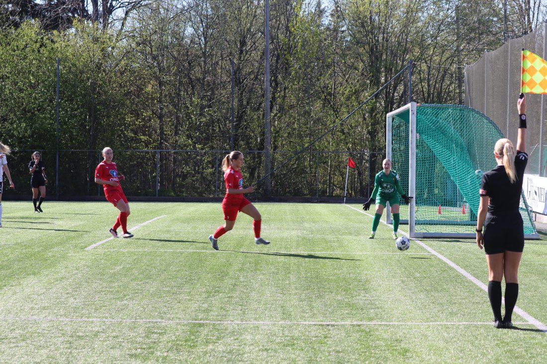 RFE_Rosenborg_RBK_250426_Erling_Lokken_Hildegunn_redder_straffe_1_Linjedommer_annullerer.JPG