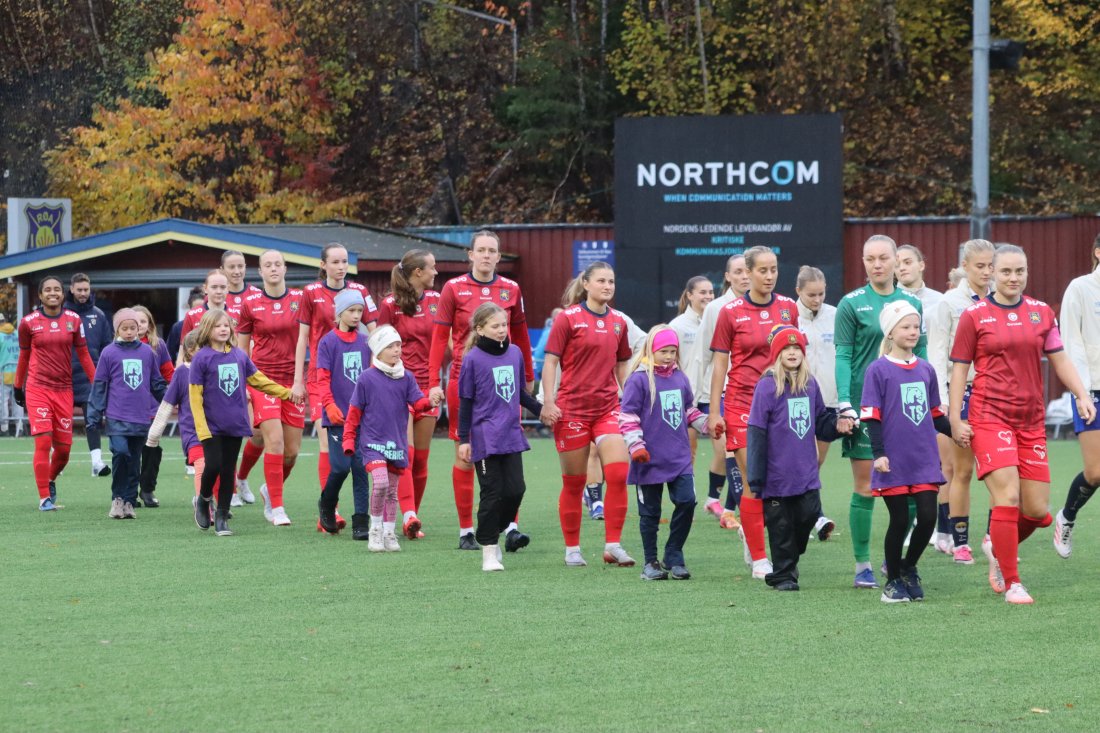 Utmarsj til 20.serierunde i Toppserien. Foto: Erling Løkken