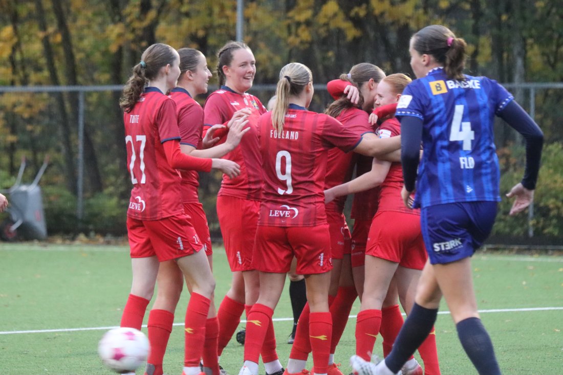 Amlie med satte sin første scoring i Toppserien på vakkert vis. Foto: Erling Løkken
