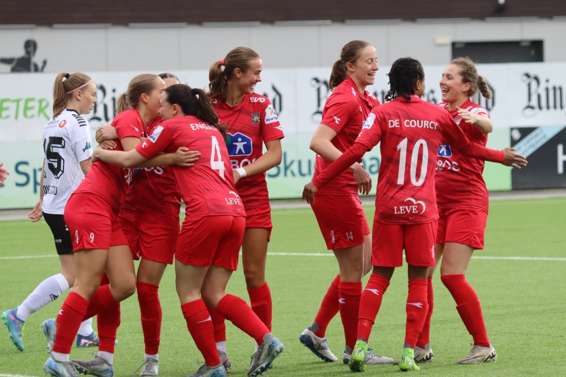Honefoss_RFE_250422_Erling_Lokken_etter_Scoring_0_1_Mina_Solveig_Elle_Ragne_Anya_Sofia.JPG