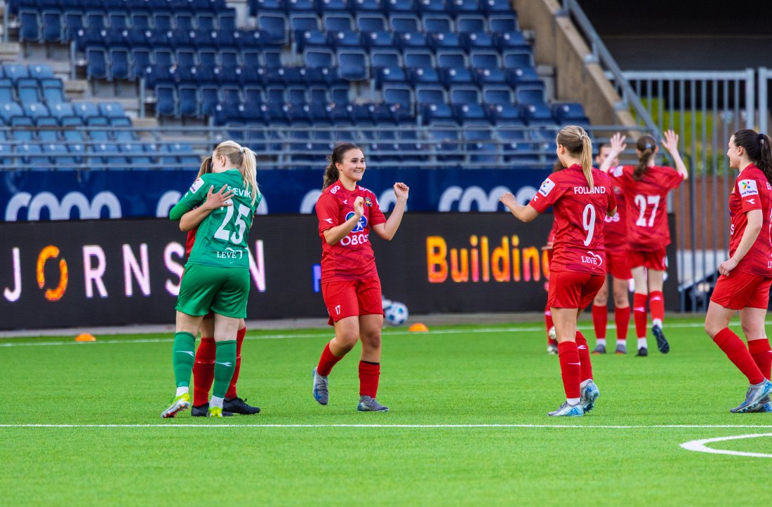 RFE_Viking_RFE_250507_Eirik_Tjørhom@Arenabilder_Etter_seier_Hildegunn_Hanna_Selma_Mina_Solveig_Klara_Tufte.jpg