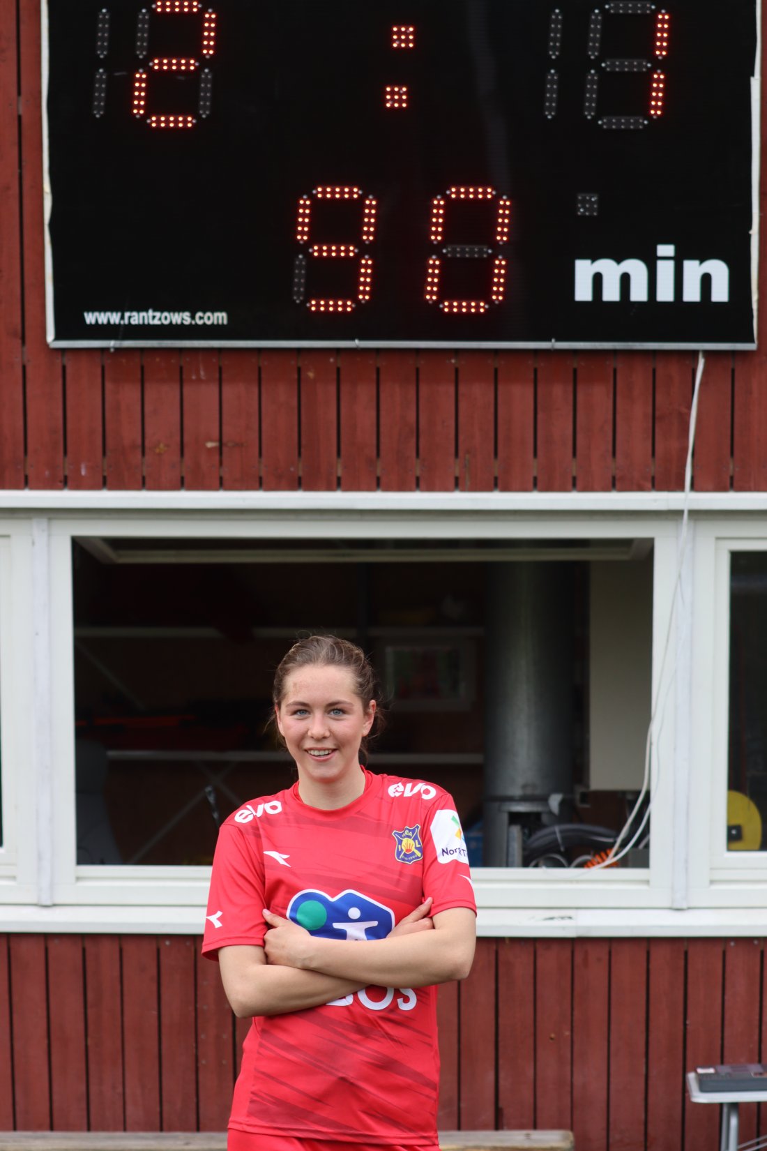 RFE_Lyn_250503_Erling_Lokken_Julie_foran_maaltavle_2_1.JPG