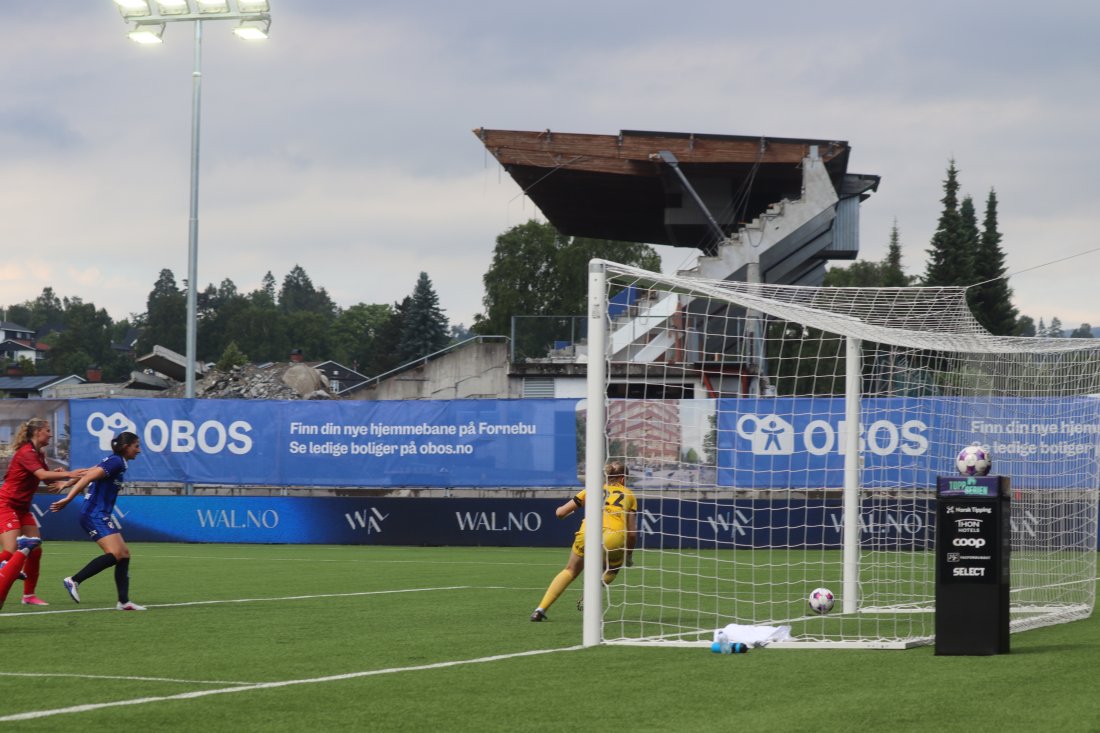 Ballen går rett i mål og Røa leder.<br />Foto: Erling Løkken&nbsp;