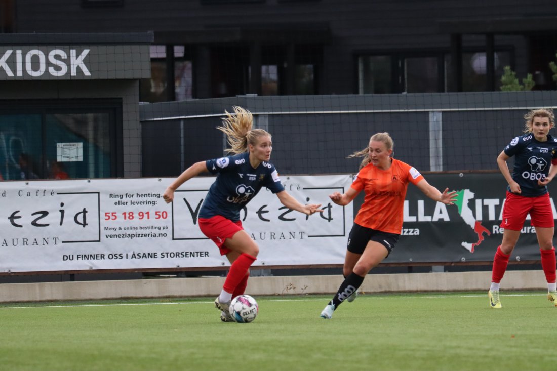 RFE_Åsane_RFE_241019_Erling_Løkken_Oline_Dribler_Julie.JPG
