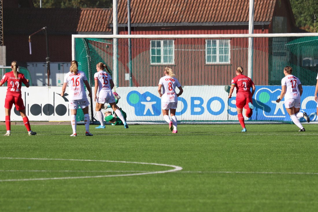 RFE_Brann_240831_Erling_Straffe_Louise_etter_ball.JPG