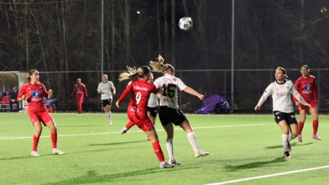 Flomlys på banen og flott stemning på tribunen i sesongens siste hjemmekamp